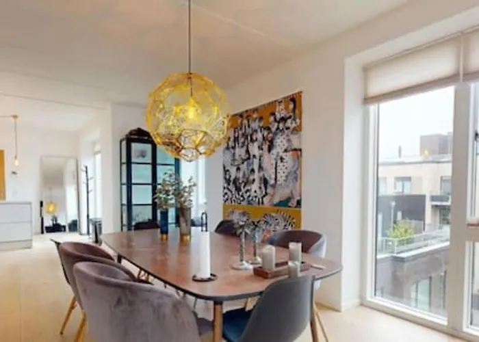 Executive Harbour Penthouse Apartment